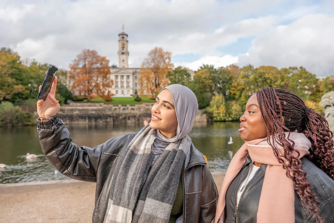 Студенты у озера University of Nottingham